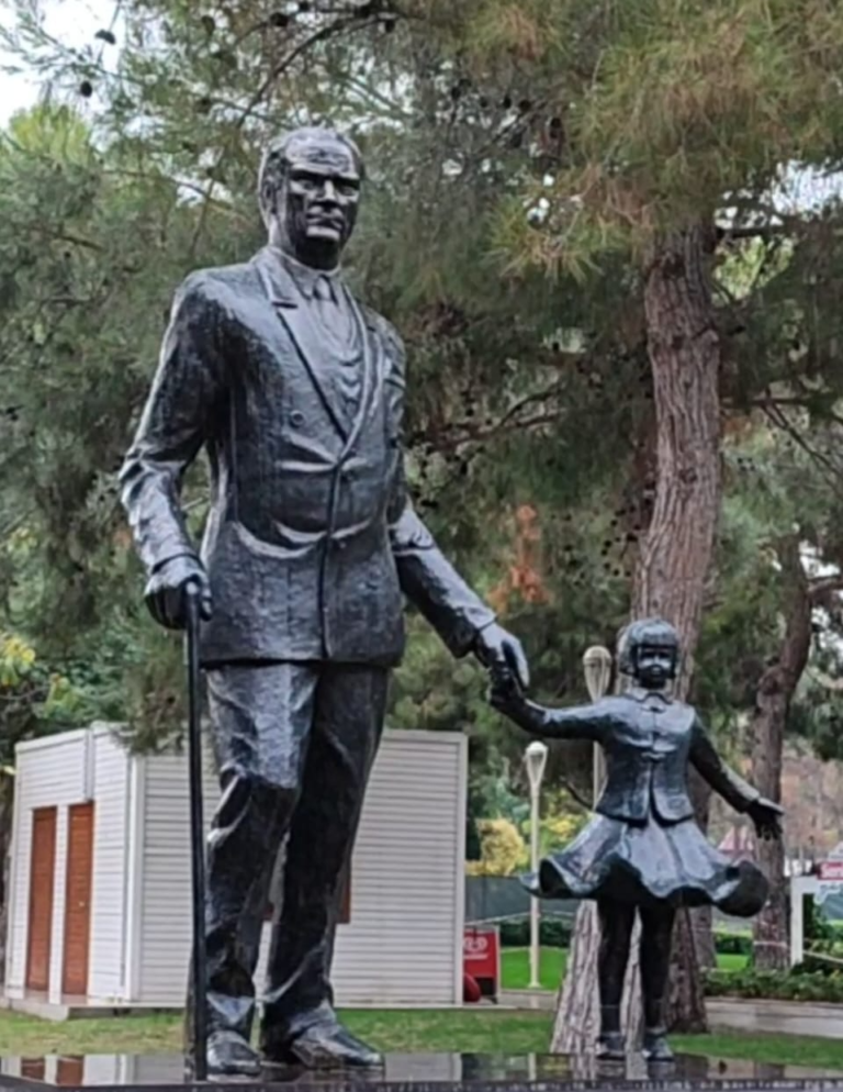 Statue of father and daughter hayat park